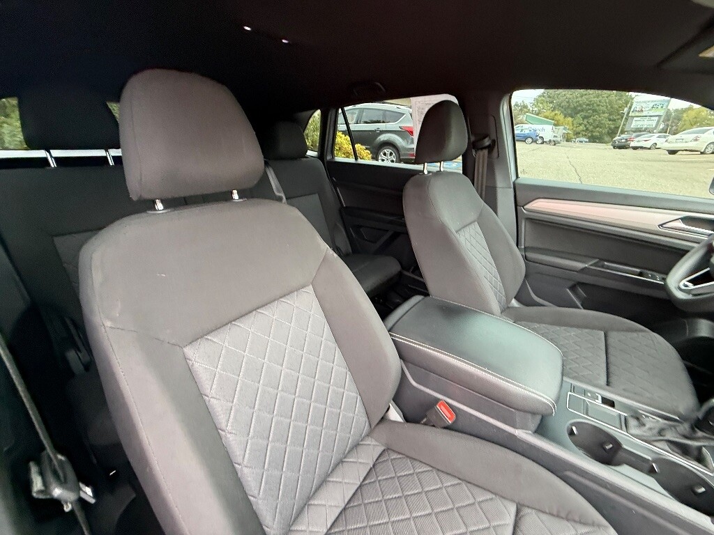 2020 Volkswagen Atlas Cross Sport Located at Jasper Easy Car Credit light-box-slides