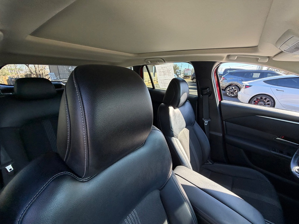 2023 Mazda CX-50 Located at Jasper Easy Car Credit light-box-slides