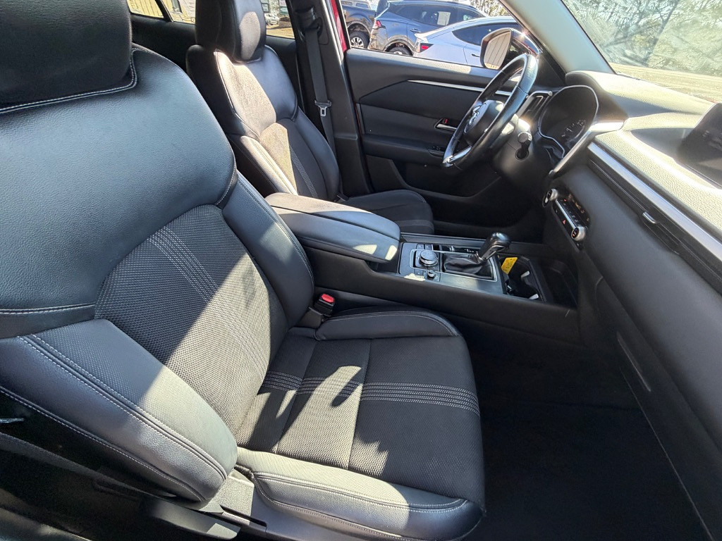 2023 Mazda CX-50 Located at Jasper Easy Car Credit light-box-slides