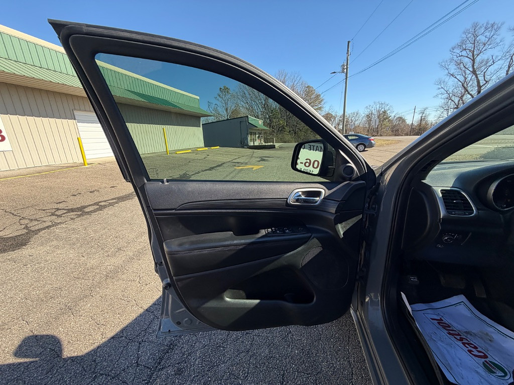 2022 Jeep Grand Cherokee Located at Jasper Easy Car Credit light-box-slides