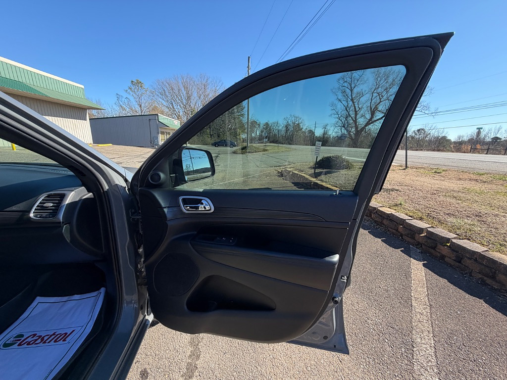 2022 Jeep Grand Cherokee Located at Jasper Easy Car Credit light-box-slides