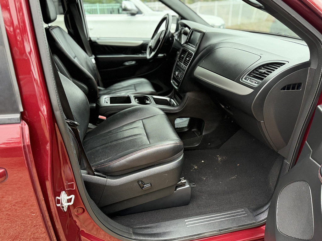 2019 Dodge GRAND CARAVAN Located at Carsmark Sales light-box-slides