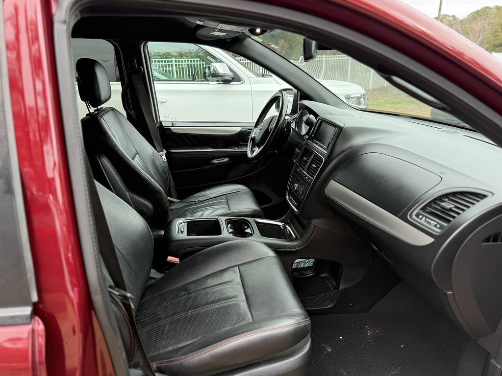 2019 Dodge GRAND CARAVAN Located at Carsmark Sales light-box-slides