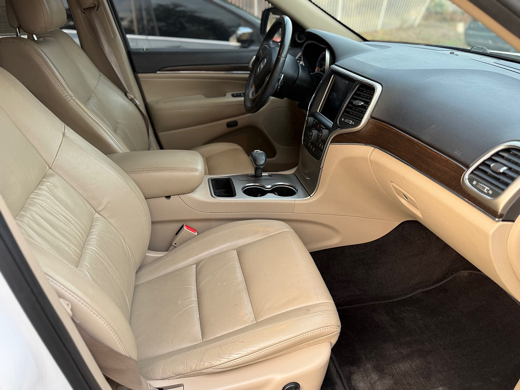 2015 Jeep GRAND CHEROKEE Located at Carsmark Sales light-box-slides