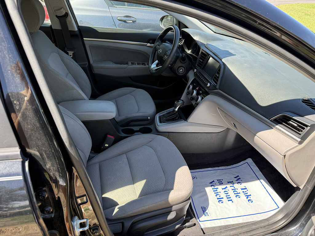 2019 Hyundai ELANTRA Located at Carsmark Sales light-box-slides
