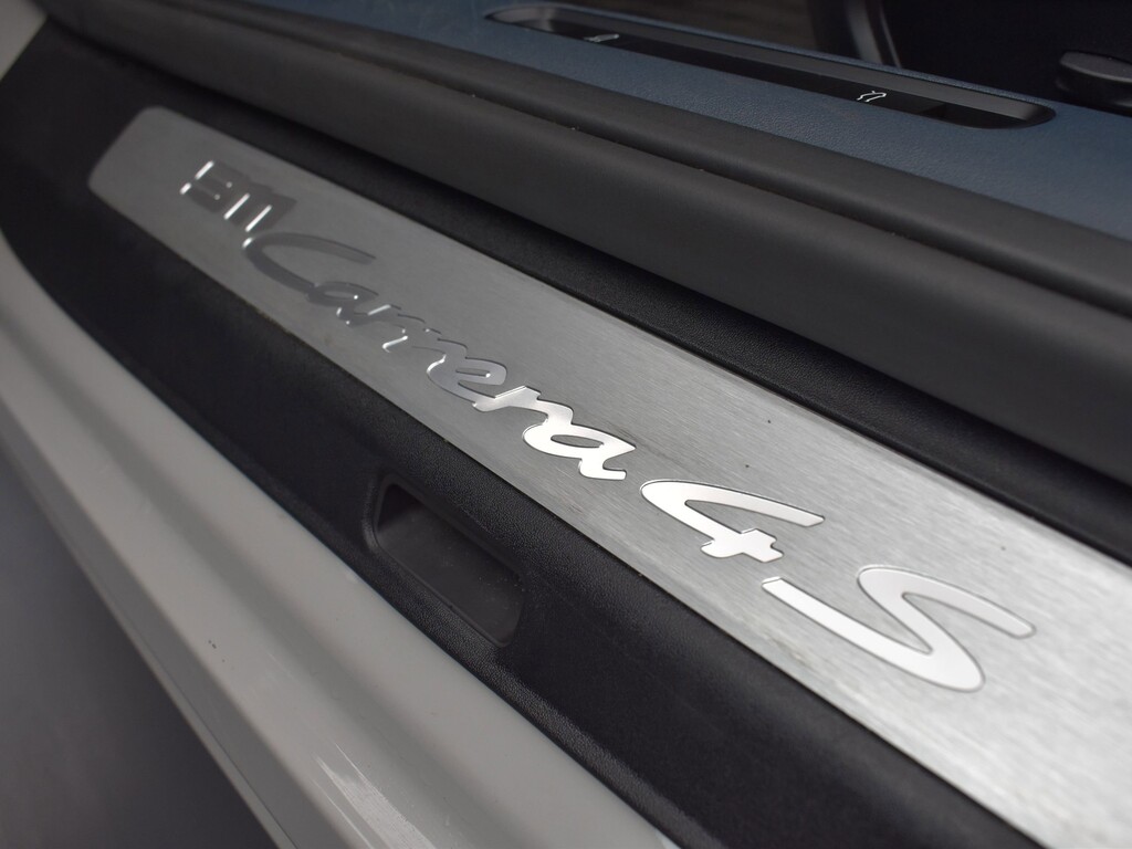 image-7 2023 Porsche 911