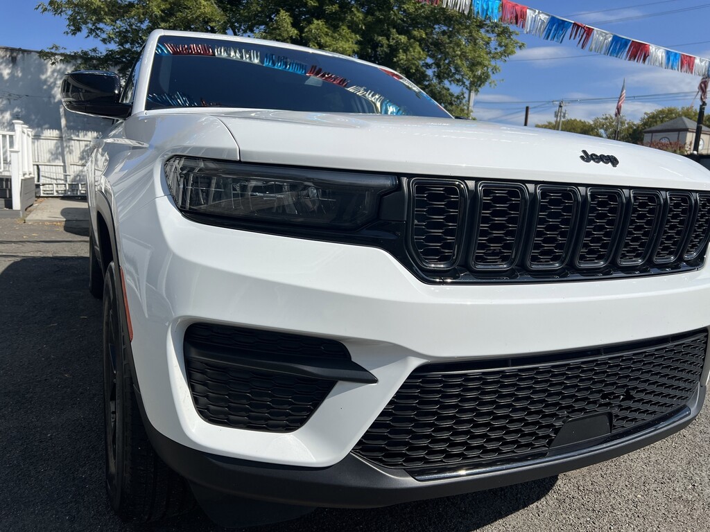 image-13 2024 Jeep Grand Cherokee