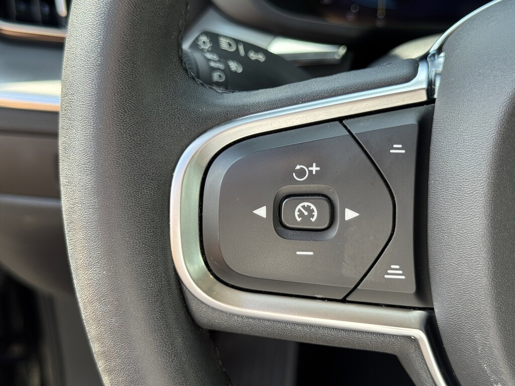 image-37 2023 Volvo XC60