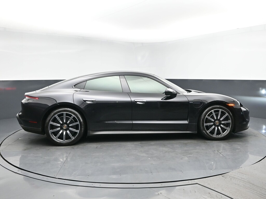 image-4 2022 Porsche Taycan