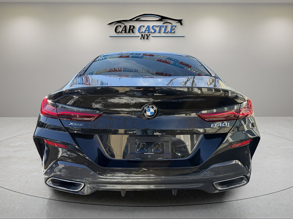 image-10 2022 BMW 8 Series