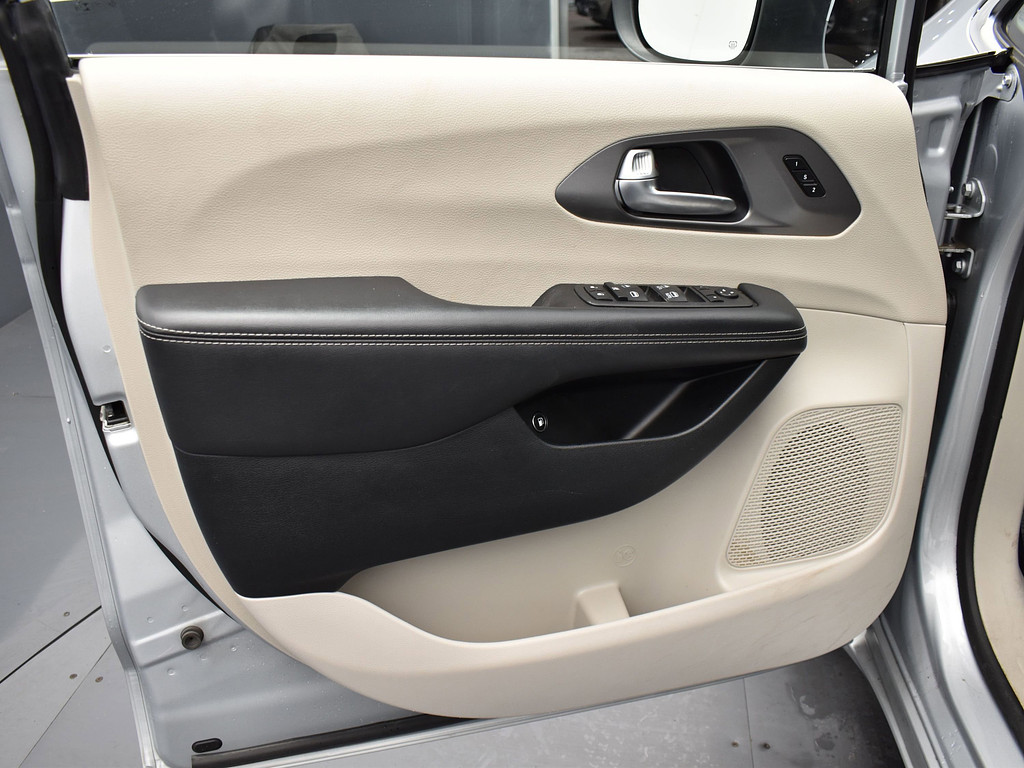 image-8 2023 Chrysler Pacifica