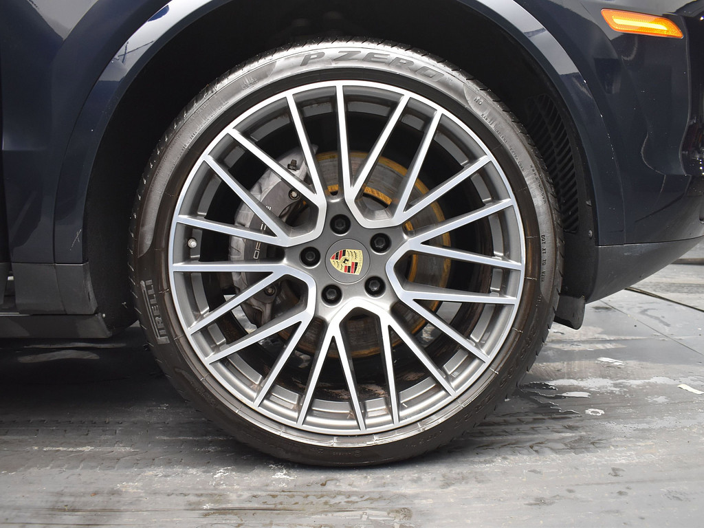 image-4 2022 Porsche Cayenne