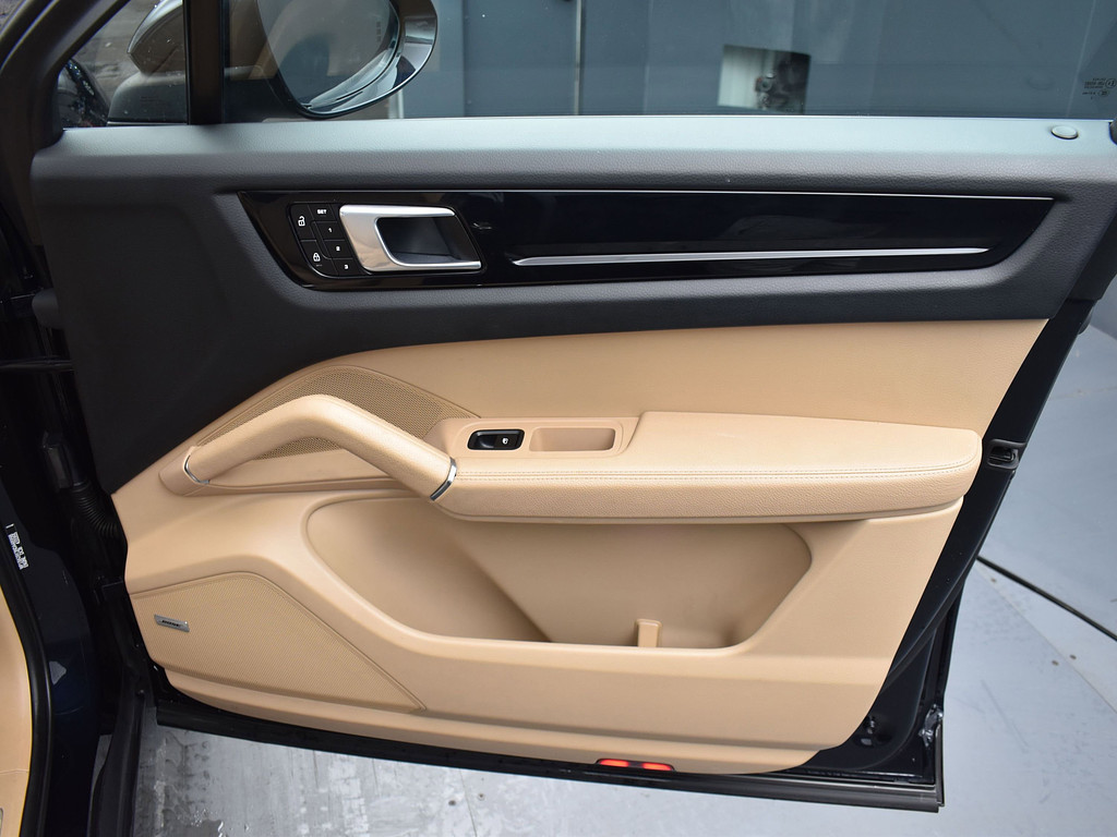 image-5 2022 Porsche Cayenne