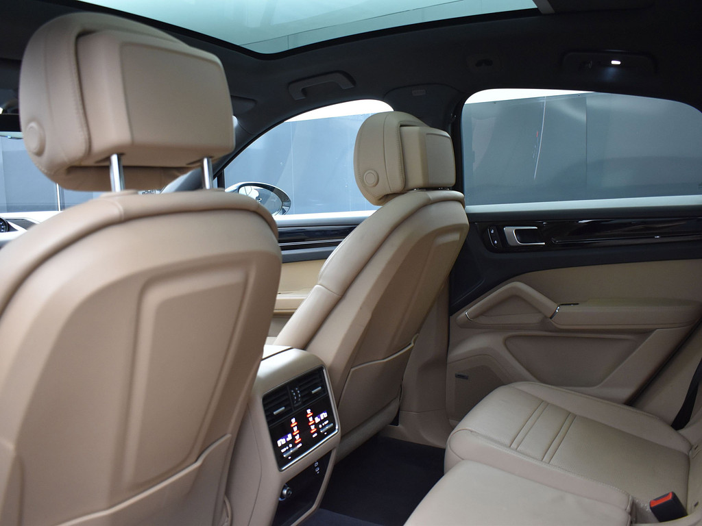 image-8 2022 Porsche Cayenne