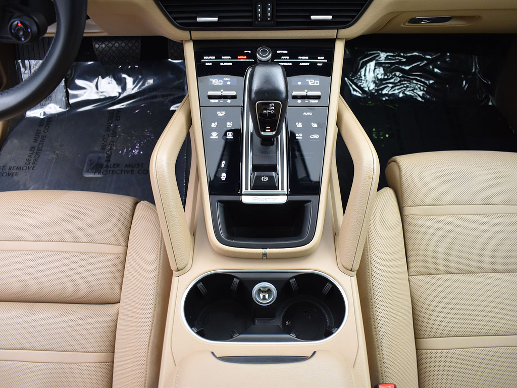 image-10 2022 Porsche Cayenne