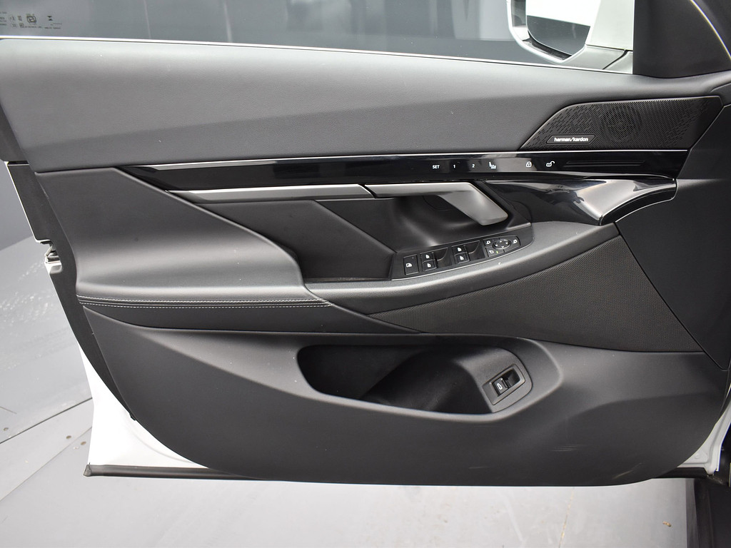 image-8 2024 BMW 5 Series