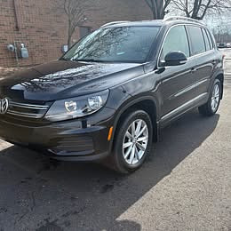 2017 Volkswagen Tiguan Located at Cartime light-box-slides