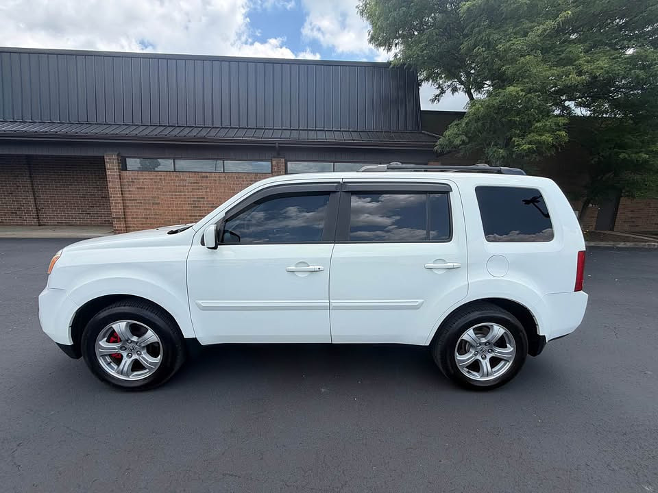 2014 Honda Pilot 4WD Located at Cartime light-box-slides