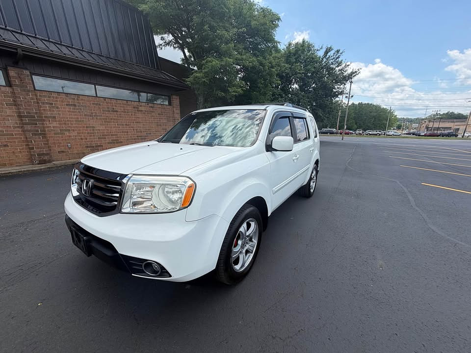 2014 Honda Pilot 4WD Located at Cartime light-box-slides