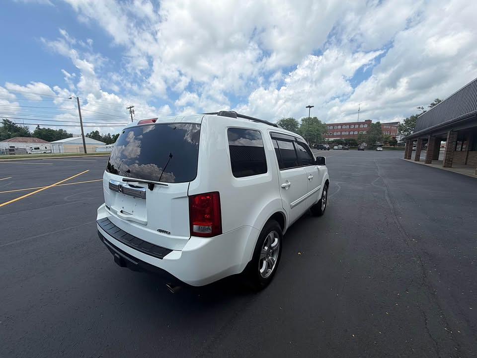 2014 Honda Pilot 4WD Located at Cartime light-box-slides