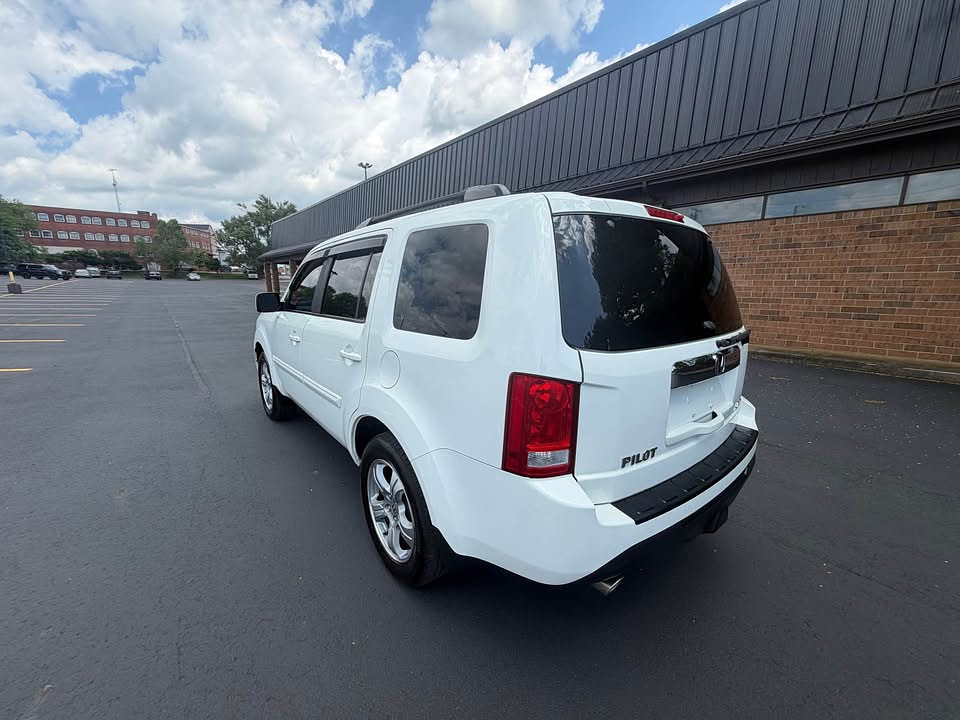 2014 Honda Pilot 4WD Located at Cartime light-box-slides