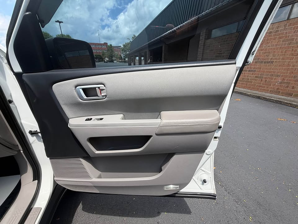 2014 Honda Pilot 4WD Located at Cartime light-box-slides