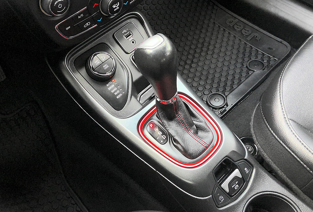 2019 Jeep COMPASS Located at World Famous Car Sales slide-image