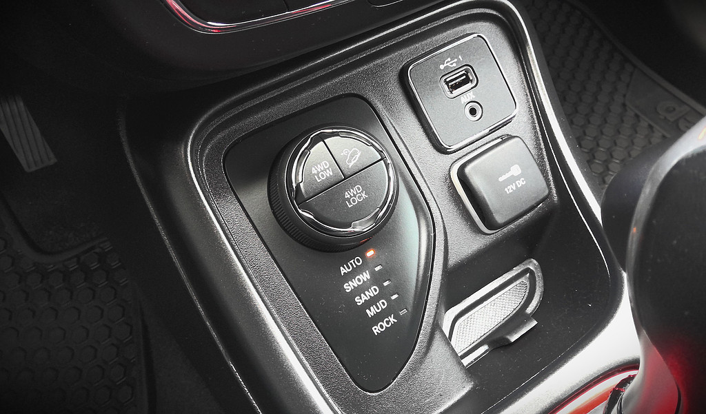 2019 Jeep COMPASS Located at World Famous Car Sales light-box-slides