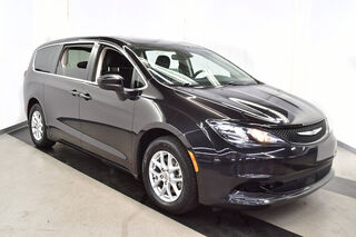 Thumbnail - 2023 Chrysler Voyager