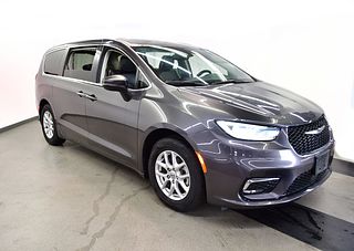 Thumbnail - 2023 Chrysler Pacifica
