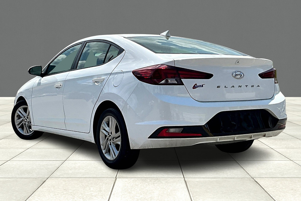 2019 Hyundai ELANTRA Located at Cole Auto Outlet light-box-slides