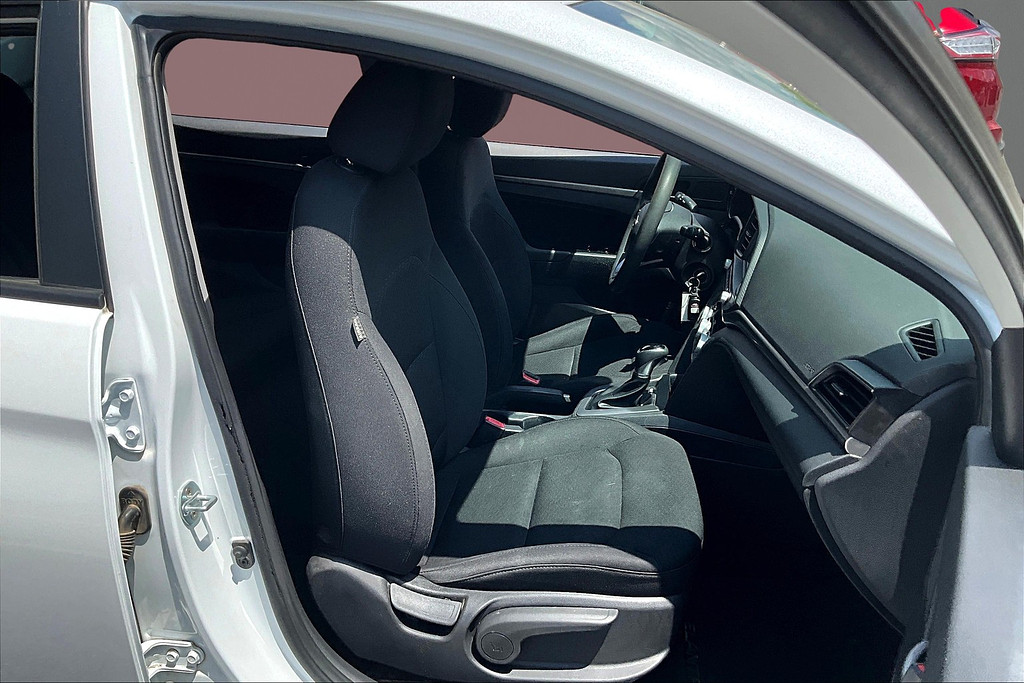 2019 Hyundai ELANTRA Located at Cole Auto Outlet light-box-slides