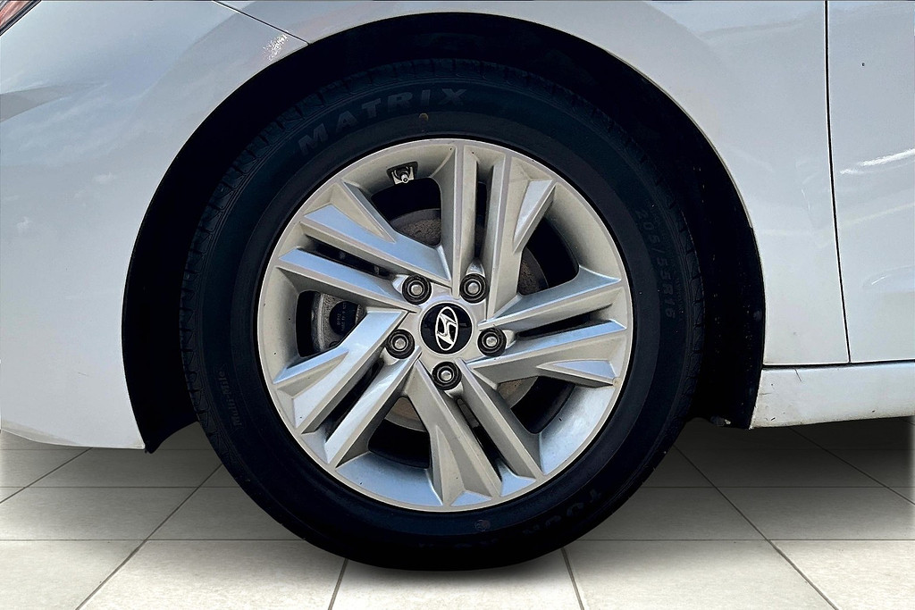 2019 Hyundai ELANTRA Located at Cole Auto Outlet slide-image