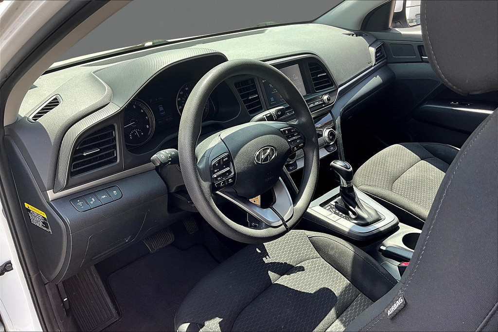 2019 Hyundai ELANTRA Located at Cole Auto Outlet light-box-slides