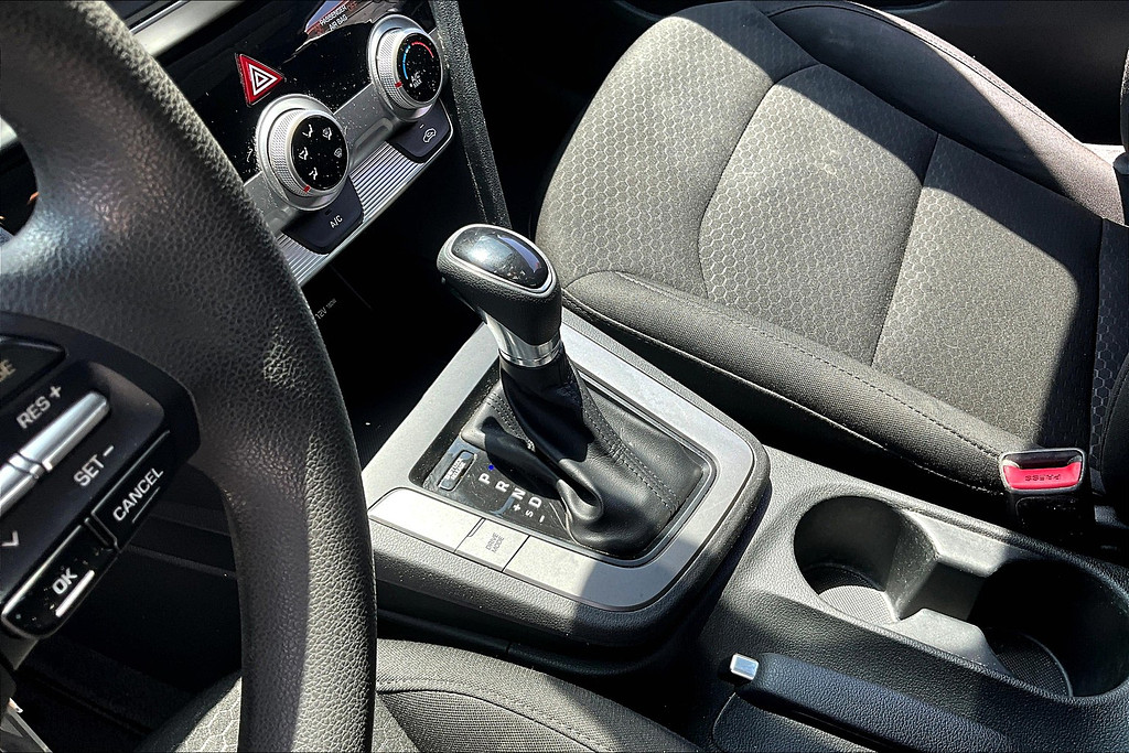 2019 Hyundai ELANTRA Located at Cole Auto Outlet slide-image