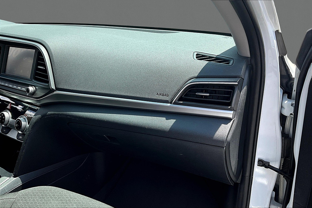 2019 Hyundai ELANTRA Located at Cole Auto Outlet light-box-slides