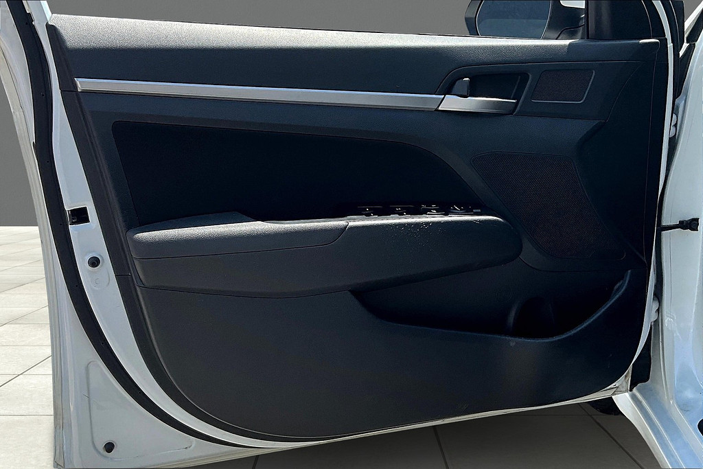 2019 Hyundai ELANTRA Located at Cole Auto Outlet light-box-slides