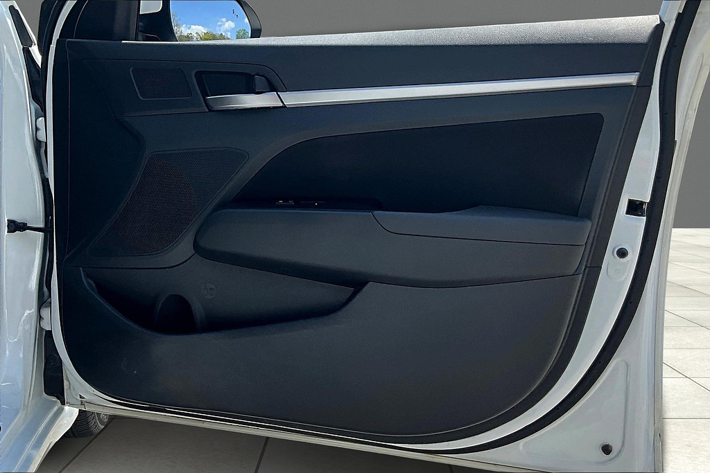 2019 Hyundai ELANTRA Located at Cole Auto Outlet light-box-slides
