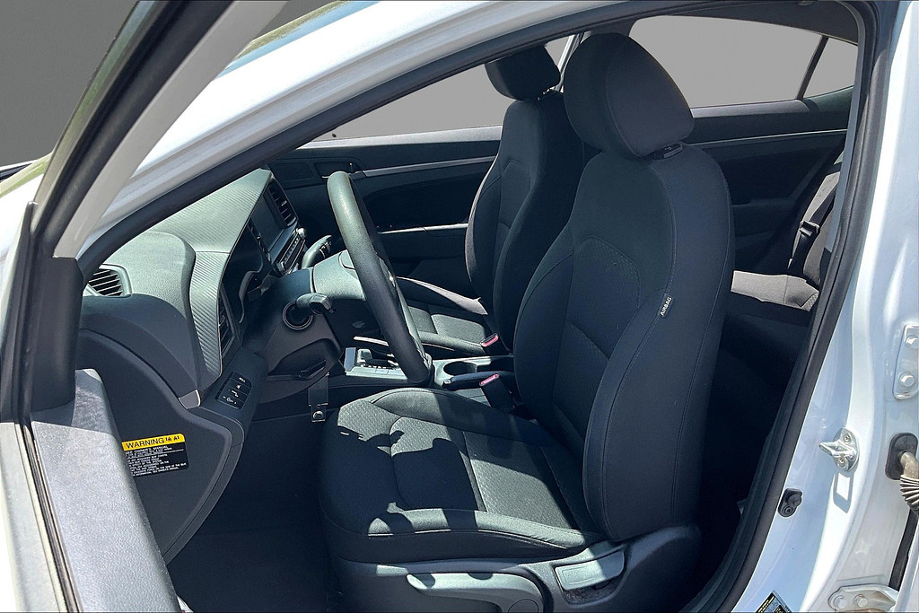2019 Hyundai ELANTRA Located at Cole Auto Outlet slide-image