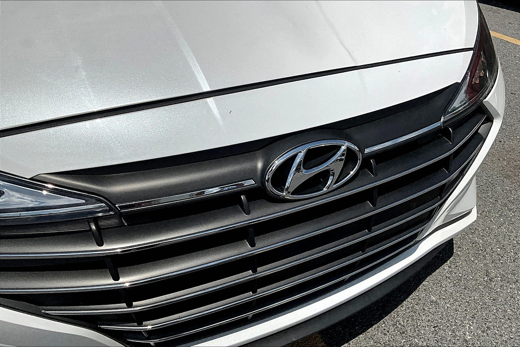 2019 Hyundai ELANTRA Located at Cole Auto Outlet light-box-slides