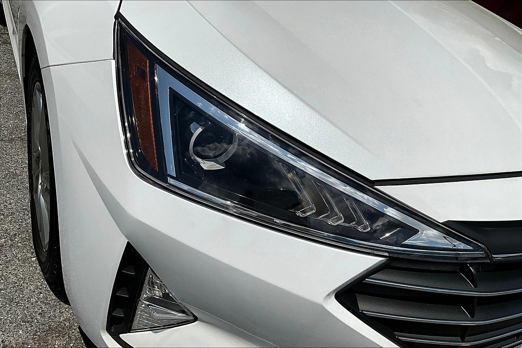 2019 Hyundai ELANTRA Located at Cole Auto Outlet light-box-slides