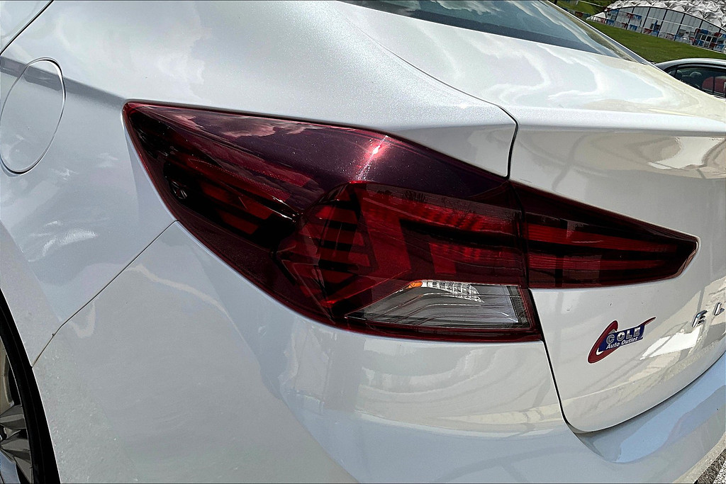 2019 Hyundai ELANTRA Located at Cole Auto Outlet light-box-slides