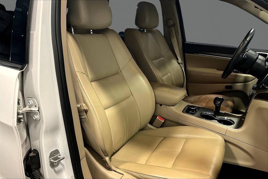 2014 Jeep GRAND CHEROKEE Located at Cole Auto Outlet light-box-slides