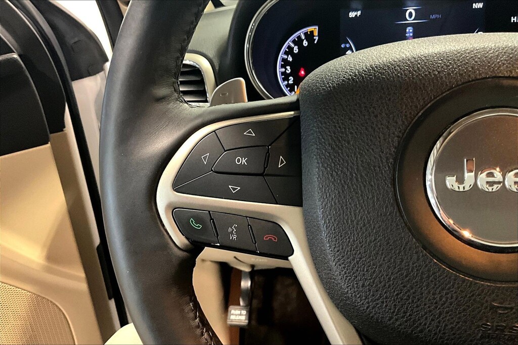 2014 Jeep GRAND CHEROKEE Located at Cole Auto Outlet light-box-slides