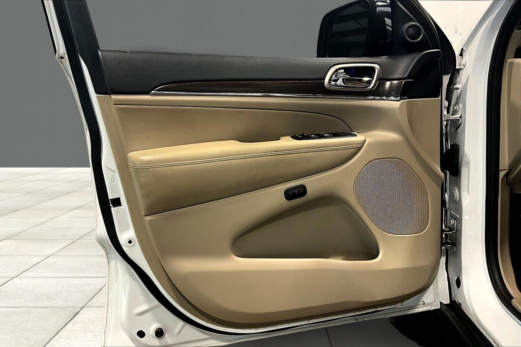 2014 Jeep GRAND CHEROKEE Located at Cole Auto Outlet slide-image