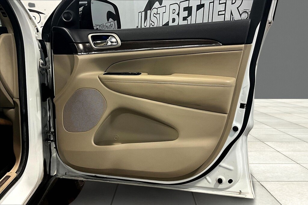 2014 Jeep GRAND CHEROKEE Located at Cole Auto Outlet slide-image