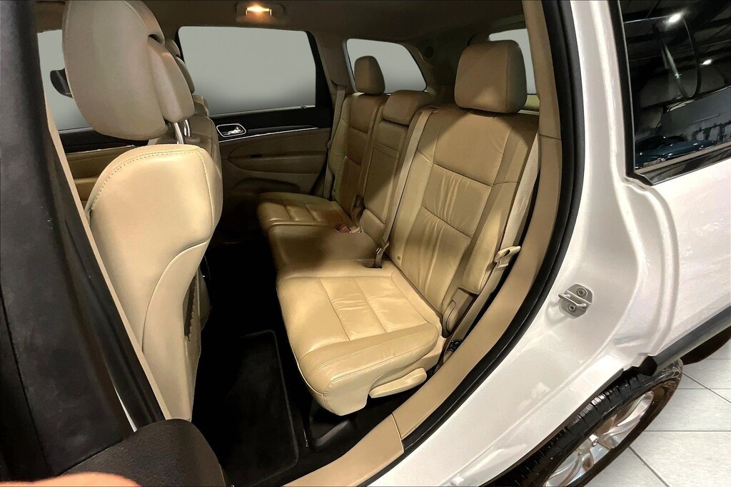 2014 Jeep GRAND CHEROKEE Located at Cole Auto Outlet light-box-slides