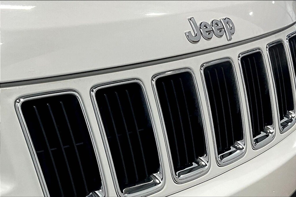 2014 Jeep GRAND CHEROKEE Located at Cole Auto Outlet light-box-slides