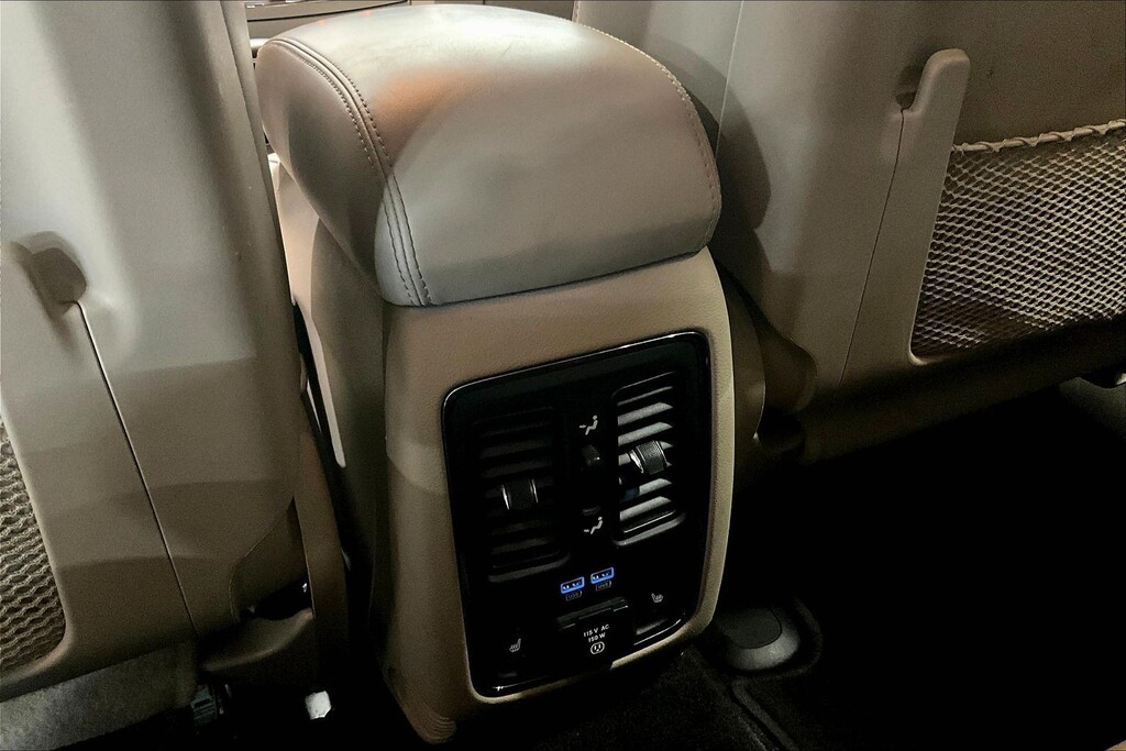 2014 Jeep GRAND CHEROKEE Located at Cole Auto Outlet slide-image