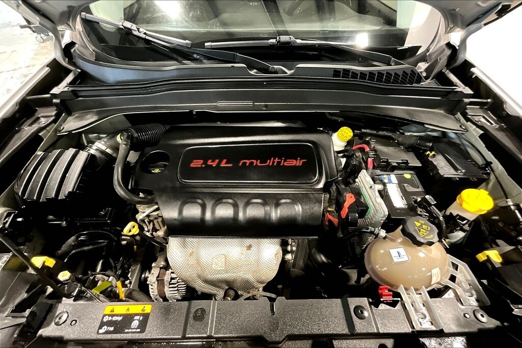 2017 Jeep RENEGADE Located at Cole Auto Outlet light-box-slides